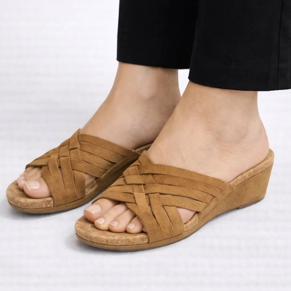 UGG Lilah soft suede wedge slip-on open toe sandal, chestnut brown, Size 7.5